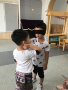 C:\Users\Administrator\Desktop\小班组护眼方案\小一班爱眼活动\游戏：蒙眼摸一摸.JPG游戏：蒙眼摸一摸